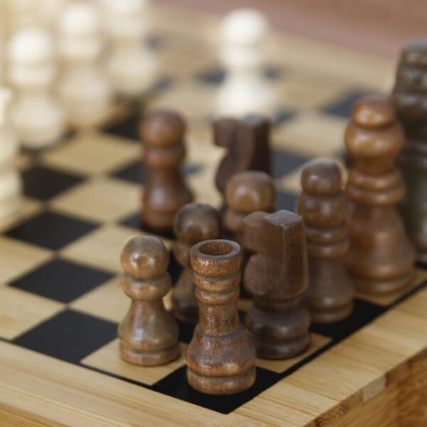 Set de vino con juego de ajedrez Chessy - Imagen 13