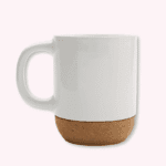 fondo rosado con una taza de cerámica