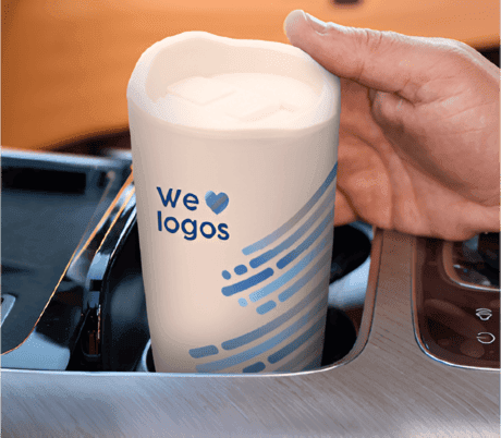 Mano agarrando mug blanco