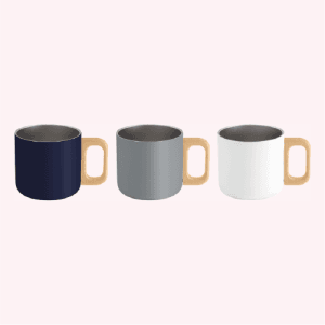 3 tazas metálicas con fondo rosado