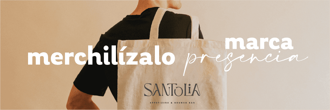 una persona que lleva una bolsa blanca