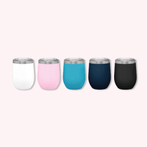 cinco mugs con fondo rosado